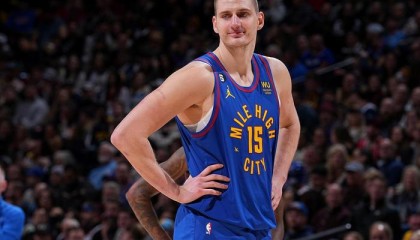  约基奇三双领衔掘金轻取开拓者