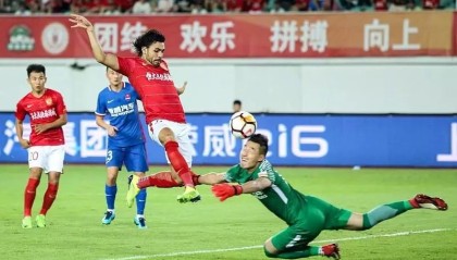  热刺绝平进球引争议，VAR判定越位在先无效  